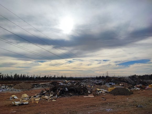 BOŞ ARAZİ ÇÖPLÜĞE ÇEVRİLDİ: ATIK YAKILARAK HEM ÇEVRE HEM HAVA KİRLENİYOR