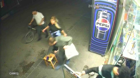 ÇEKİRDEK ÇİTLERKEN TELEFONU ÇALDI: "ŞEYTANA UYDUM" DEDİ