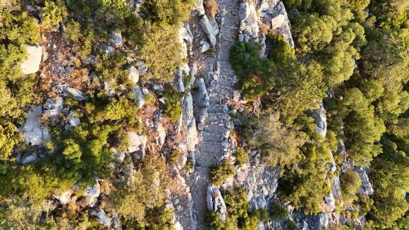 ANTALYA’DA 3 BİN 650 METRELİK TARİHİ KERVAN YOLU ROTASI DRON İLE GÖRÜNTÜLENDİ