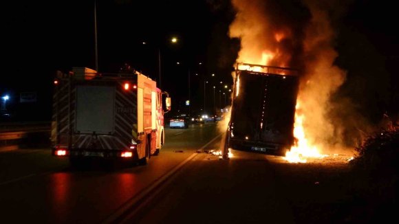 ANTALYA’DA ELEKTRONİK EŞYA YÜKLÜ NAKLİYE ARACI ALEV ALEV YANDI