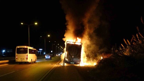ANTALYA’DA ELEKTRONİK EŞYA YÜKLÜ NAKLİYE ARACI ALEV ALEV YANDI