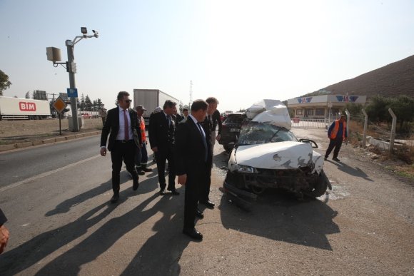 FRENİ ARIZALANAN KAMYON, IŞIKTA BEKLEYEN 8 ARACA ÇARPTI: 4 YARALI