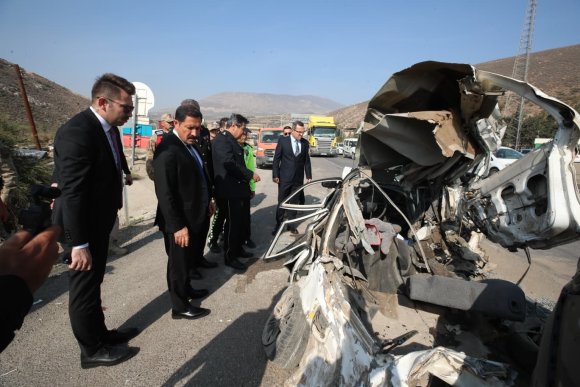 FRENİ ARIZALANAN KAMYON, IŞIKTA BEKLEYEN 8 ARACA ÇARPTI: 4 YARALI