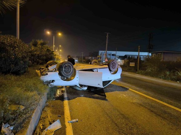 TAKLA ATARAK, TERS DÖNEN OTOMOBİLİN SÜRÜCÜSÜ YARALANDI