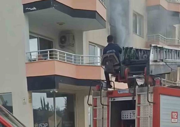 ERDEMLİ’DE BİNA YANGINI KORKUTTU