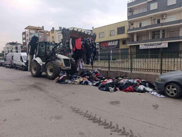 AKENİZ’DE CADDEYE DÖKÜLEN TEKSTİL ATIKLARI KISA SÜREDE TEMİZLENDİ