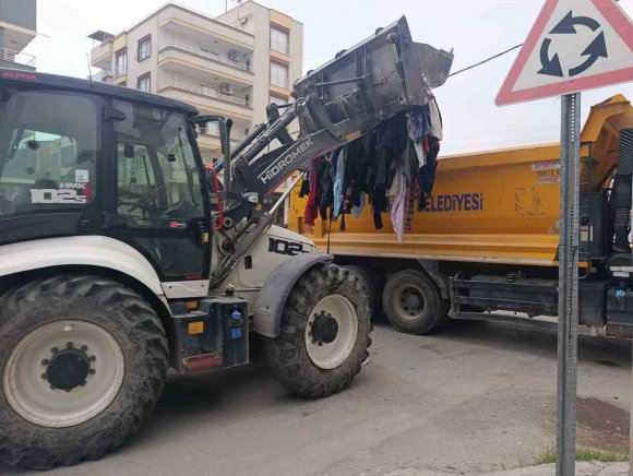 AKENİZ’DE CADDEYE DÖKÜLEN TEKSTİL ATIKLARI KISA SÜREDE TEMİZLENDİ