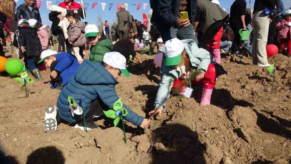 BURDUR’DA "GELECEĞE NEFES İNSANLIĞA NEFES" DİYEREK 13 BİN FİDAN TOPRAKLA BULUŞTURULDU