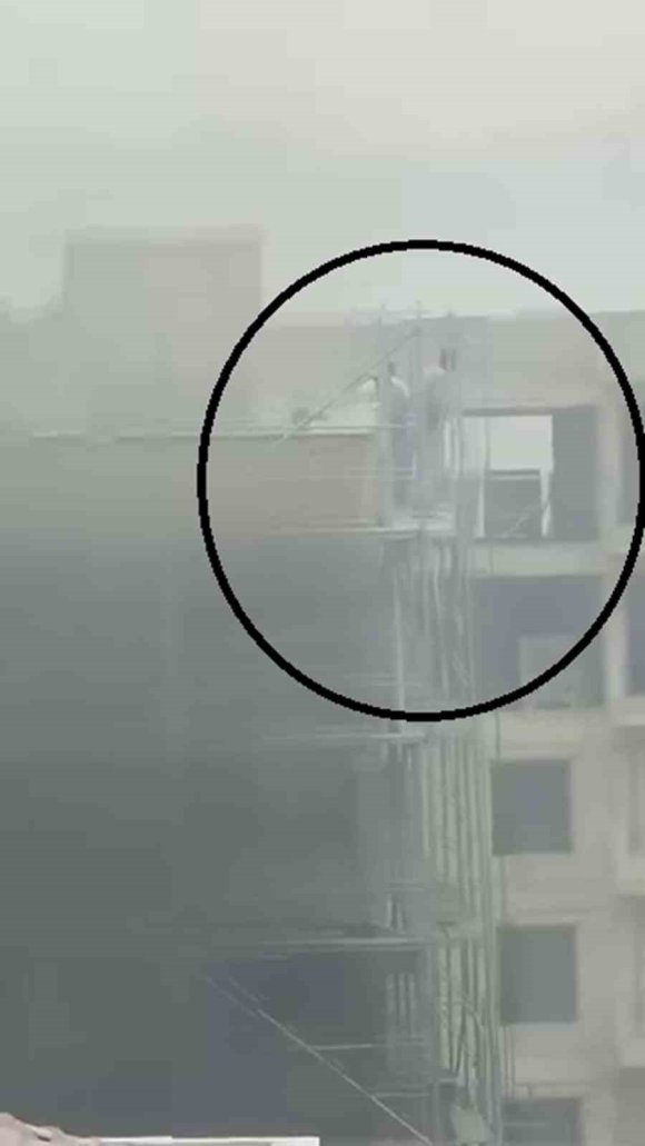 YANGINA İSKELEDE YAKALANAN İŞÇİLERİN ZOR ANLARI KAMERADA