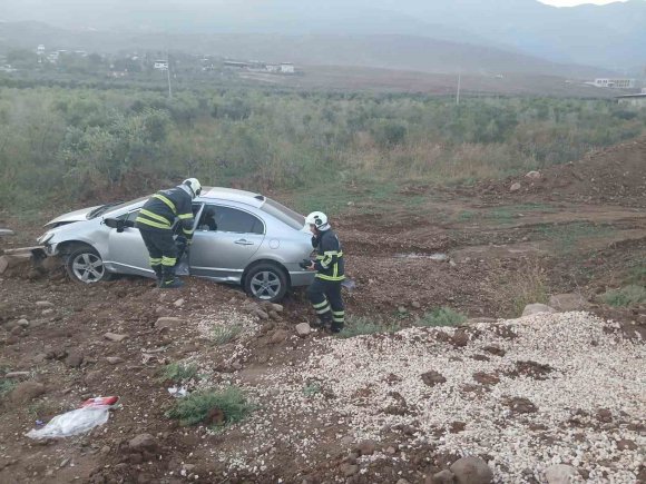 OTOMOBİL ZEYTİN BAHÇESİNE UÇTU: 1 YARALI