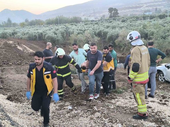 OTOMOBİL ZEYTİN BAHÇESİNE UÇTU: 1 YARALI