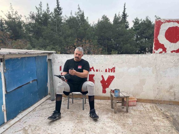 İKİ AYAĞINI KAYBETTİ, GÜVERCİNLERLE HAYATA BAĞLANDI