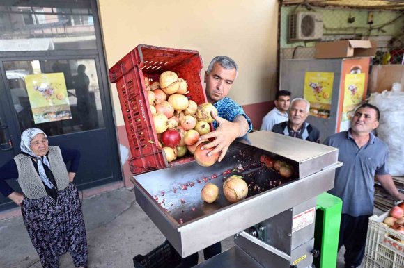 MERSİN’DE NAR ÜRETİCİLERİNE MAKİNE DESTEĞİ