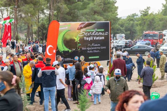 MERSİN’DE BİNLERCE FİDAN TOPRAKLA BULUŞTU
