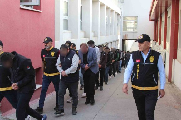 MÜTEAHHİTLERİ 19 MİLYON LİRA DOLANDIRAN ŞEBEKE ÇÖKERTİLDİ: 23 İLDE DEV OPERASYON