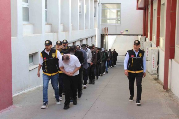 MÜTEAHHİTLERİ 19 MİLYON LİRA DOLANDIRAN ŞEBEKE ÇÖKERTİLDİ: 23 İLDE DEV OPERASYON