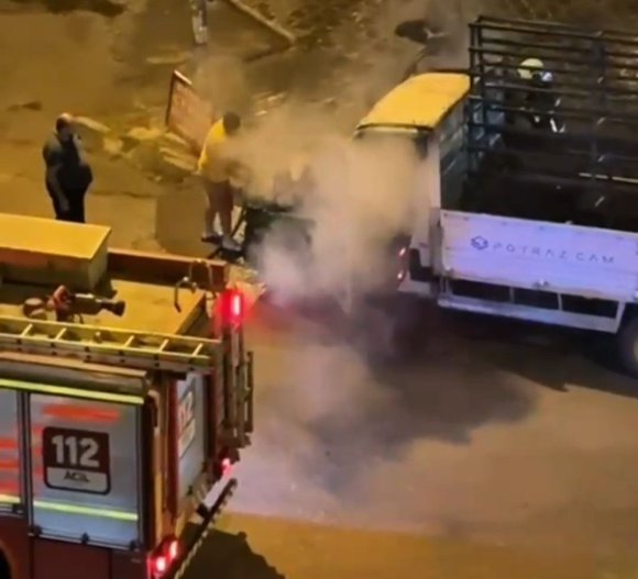 PARK HALİNDEKİ KAMYONET ALEVLERE TESLİM OLDU