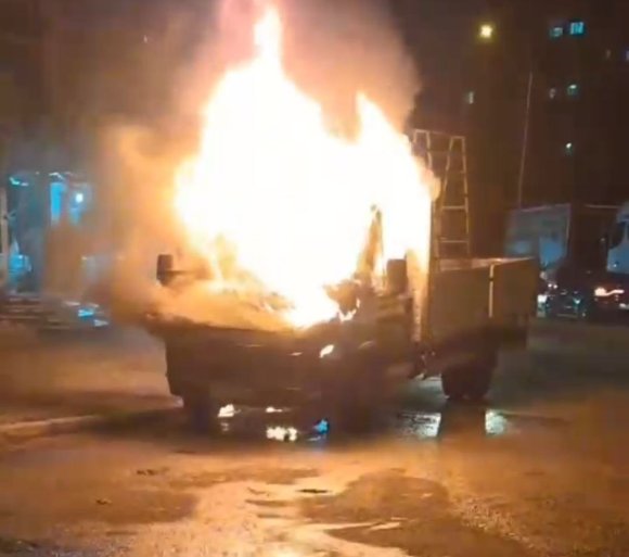 PARK HALİNDEKİ KAMYONET ALEVLERE TESLİM OLDU