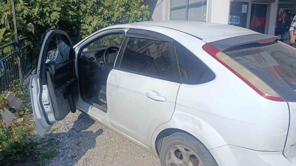 ANTALYA’DA 16 YAŞINDAKİ ÇOCUK OTOMOBİLİN CAMINI KIRIP 50 BİN TL ÇALDI