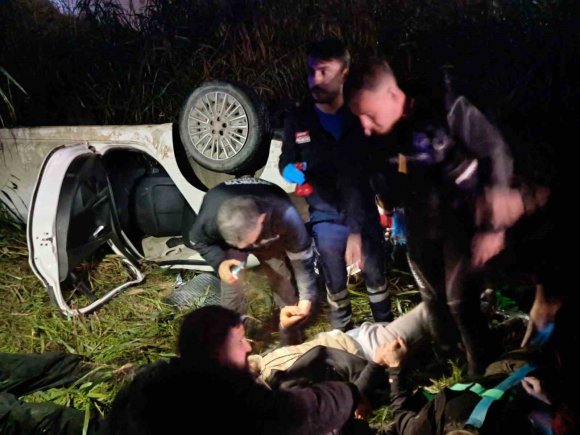 KAÇAK GÖÇMEN TAŞIYAN OTOMOBİL ASİ NEHRİ’NE UÇTU: 9 YARALI