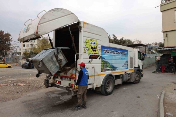 AKDENİZ’DE ÇÖP KONTEYNERLERİ YIKANIP DEZENFEKTE EDİLİYOR