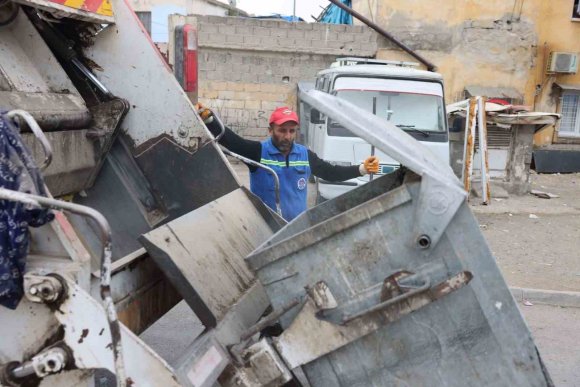 AKDENİZ’DE ÇÖP KONTEYNERLERİ YIKANIP DEZENFEKTE EDİLİYOR