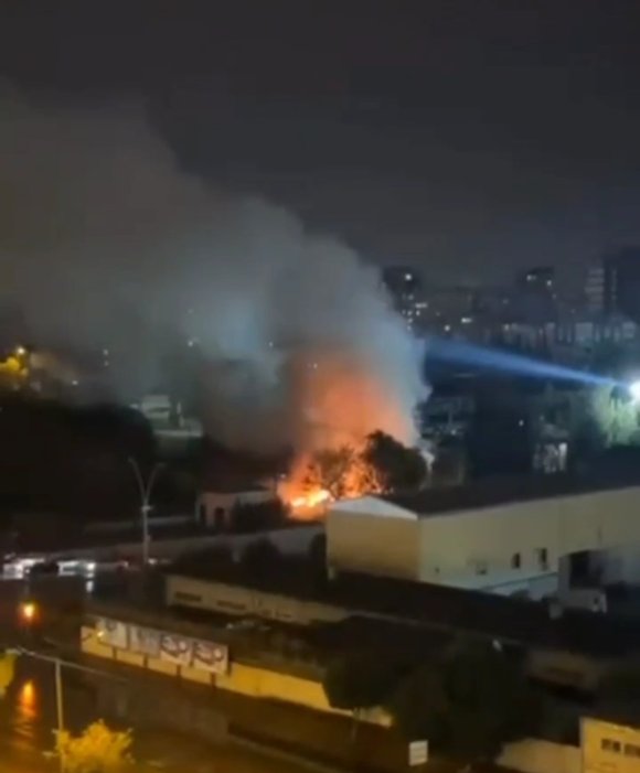 ADANA’DA DÜŞEN YILDIRIMLAR YANGINA NEDEN OLDU