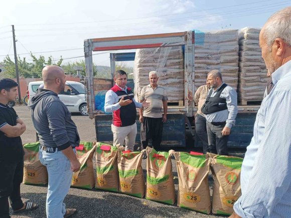 İMAMOĞLU’NDA YANGINDAN ETKİLENEN ÜRETİCİLERE BUĞDAY TOHUMU DESTEĞİ