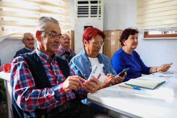 DİJİTAL ÇAĞIN KAPILARI YAŞ ALMIŞ BİREYLERE AÇILIYOR: 60 YAŞ ÜZERİ BİREYLERE AKILLI TELEFON KULLANIMI DERSİ