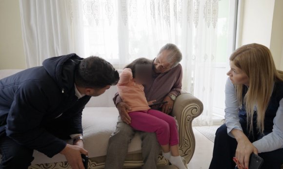 ÜÇ TORUNUYLA YAŞADIĞI EVDEN TAHLİYE EDİLMEK İSTENEN DEDEYE İYİ HABER