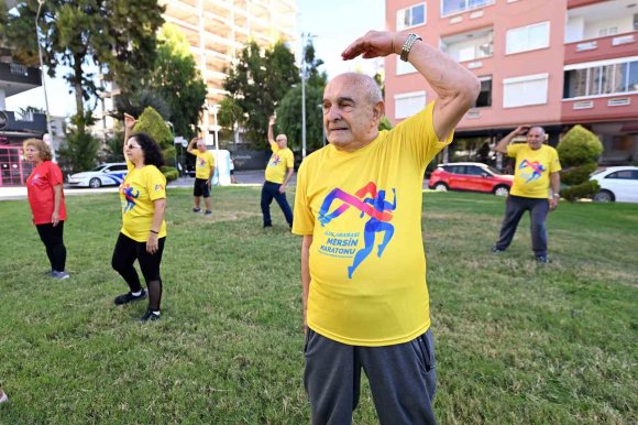 MERSİN’DE EMEKLİLER SABAH SPORUNDA BULUŞUYOR