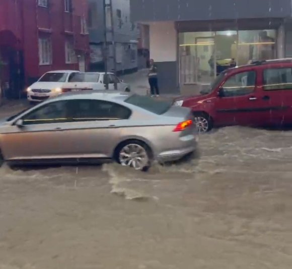 KISA SÜRELİ YAĞMUR YOLLARI NEHRE ÇEVİRDİ