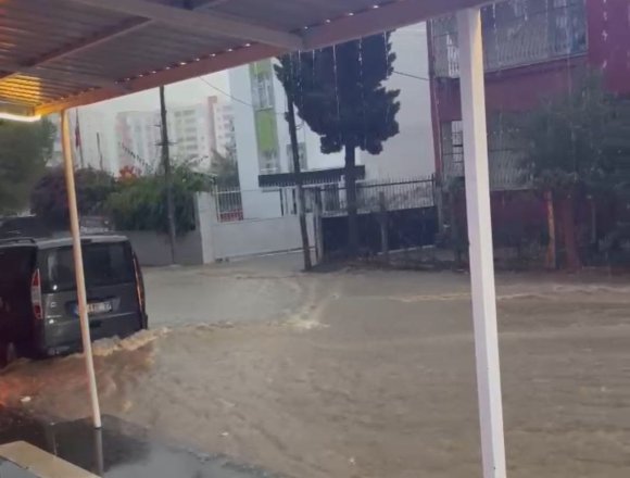 KISA SÜRELİ YAĞMUR YOLLARI NEHRE ÇEVİRDİ