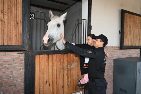 POLİS LÖSEMİ HASTASI ÇOCUKLARA AT SEVDİRİP, BİRLİKTE BALON UÇURDU