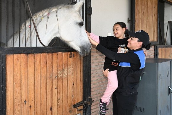 POLİS LÖSEMİ HASTASI ÇOCUKLARA AT SEVDİRİP, BİRLİKTE BALON UÇURDU