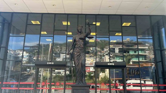 ALANYA’DA SOKAKTA KADINA SALDIRIDA BULUNAN ŞAHIS ADLİYEYE SEVK EDİLDİ