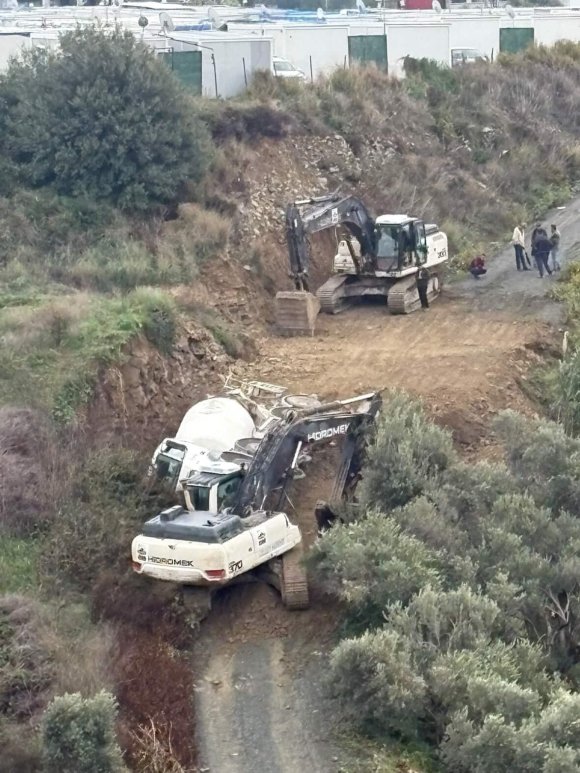 SAMANDAĞ’DA BETON MİKSERİ YOL KENARINA DEVRİLDİ