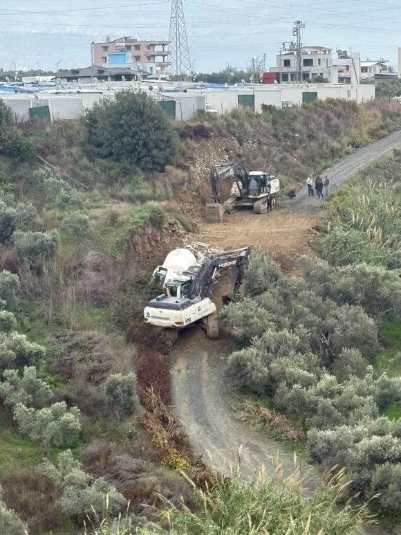 SAMANDAĞ’DA BETON MİKSERİ YOL KENARINA DEVRİLDİ