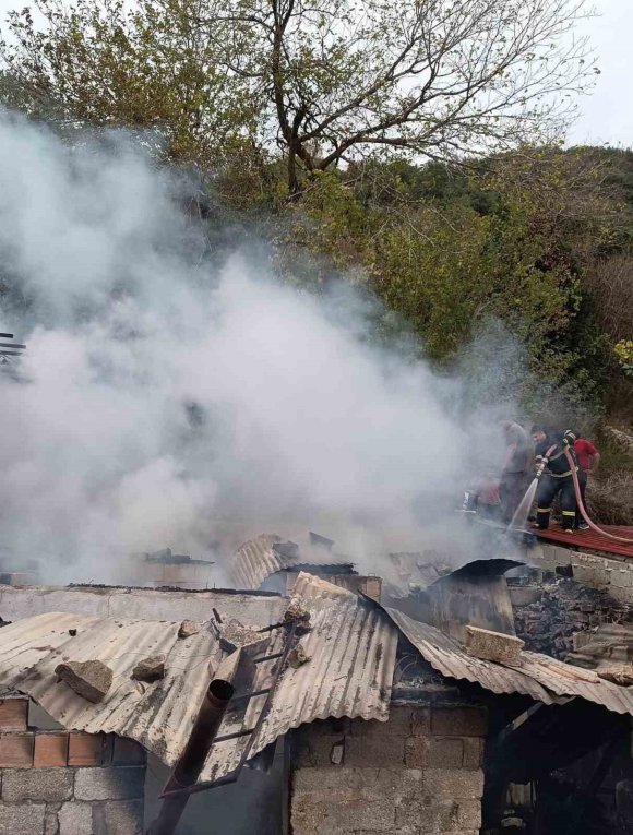 YAYLADAĞI’NDA METRUK EV YANGINI