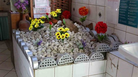 PİDE YEMEYE GELİP SALONDAKİ MEZARLIK BAŞINDA DUA EDEREK AYRILIYORLAR