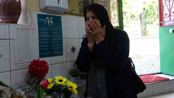 PİDE YEMEYE GELİP SALONDAKİ MEZARLIK BAŞINDA DUA EDEREK AYRILIYORLAR