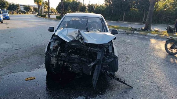 PALMİYEYE ÇARPAN OTOMOBİL HURDAYA DÖNDÜ: 1 YARALI
