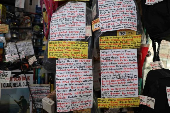 ADANA’DA 44 YILLIK ESNAFIN HAYAT DERSİ YAZILARI DİKKAT ÇEKİYOR