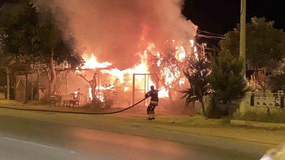 HOBİ BAHÇESİNDEKİ BARAKA ALEV ALEV YANDI