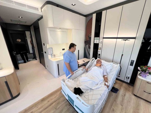 BOYUN OMURİLİĞİNDEKİ DARALMA AMELİYATI: YAŞLI HASTA YENİ TEKNİKLE ERTESİ GÜN SAĞLIĞINA KAVUŞTU