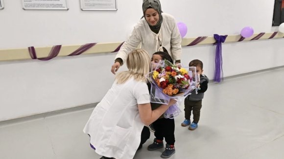 PREMATÜRE DOĞAN OĞUZHAN’DAN HAYATINI KURTARAN DOKTORA ZİYARET