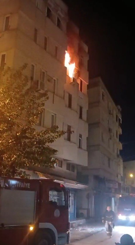 ANTALYA’DA APARTMAN DAİRESİ ALEV ALEV YANDI