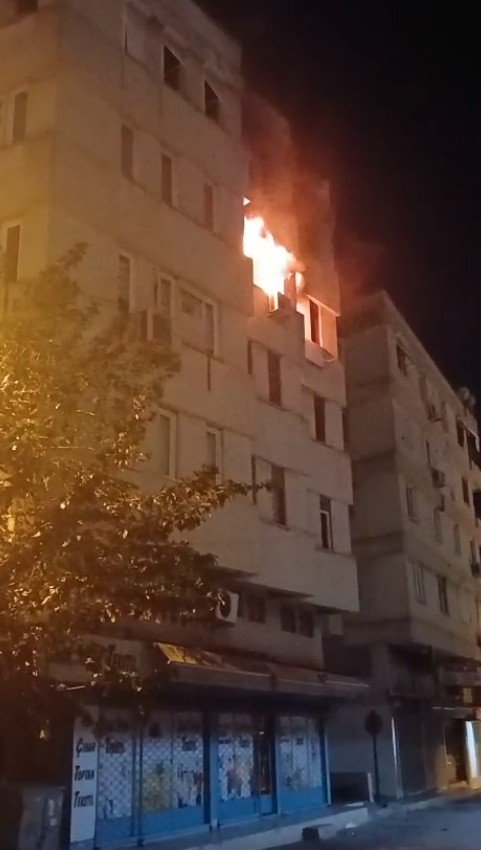 ANTALYA’DA APARTMAN DAİRESİ ALEV ALEV YANDI