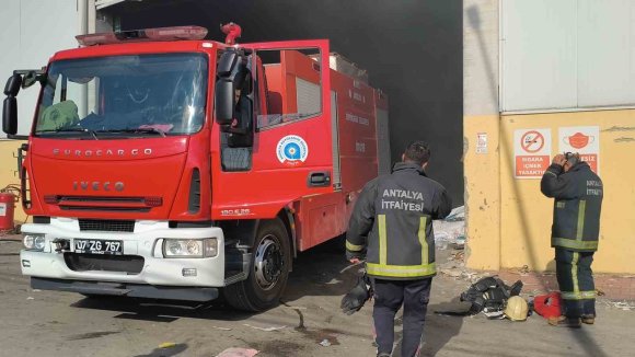 ANTALYA’DA GERİ DÖNÜŞÜM FABRİKASINDAKİ YANGIN KORKUTTU