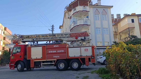 APARTMAN ÇATISINDAKİ YANGINI PATLAYAN SU BORUSU SÖNDÜRDÜ